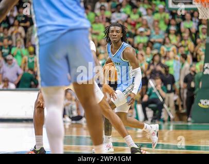 Tampa, Florida, USA. März 2024. Der Tulane Green Wave Guard KOLBY KING (12) bewegt den Ball während des NCAA Männer Basketballspiels zwischen den Tulane Green Wave und den University of South Florida Bulls im Yuengling Center in Tampa, Florida. (Kreditbild: © Israel Anta via ZUMA Press Wire) NUR REDAKTIONELLE VERWENDUNG! Nicht für kommerzielle ZWECKE! Stockfoto