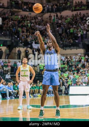 Tampa, Florida, USA. März 2024. Der Tulane Green Wave Guard SION JAMES (1) schießt einen Freiwurf während des NCAA Männer Basketballspiels zwischen den Tulane Green Wave und den University of South Florida Bulls im Yuengling Center in Tampa, Florida. (Kreditbild: © Israel Anta via ZUMA Press Wire) NUR REDAKTIONELLE VERWENDUNG! Nicht für kommerzielle ZWECKE! Stockfoto