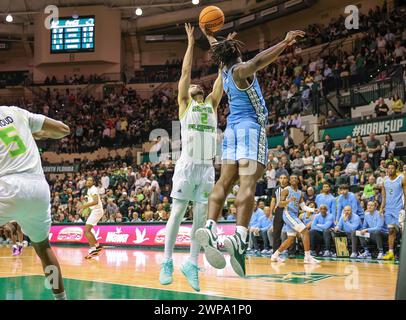 Tampa, Florida, USA. März 2024. Der Tulane Green Wave Guard SION JAMES (1) erhält den Rückstoß über die University of South Florida Bulls JOSE PLACER (2) während des NCAA-Basketballspiels zwischen den Tulane Green Wave und der University of South Florida Bulls im Yuengling Center in Tampa, Florida. (Kreditbild: © Israel Anta via ZUMA Press Wire) NUR REDAKTIONELLE VERWENDUNG! Nicht für kommerzielle ZWECKE! Stockfoto