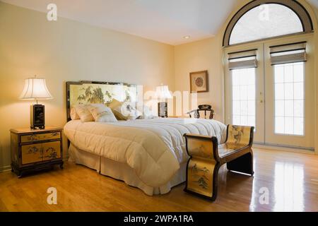 Hauptschlafzimmer mit chinesischen Möbeln und Möbeln in einem modernen Haus. Stockfoto