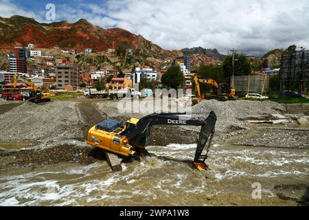 La Paz, BOLIVIEN; 6. März 2024: Instandhaltungsteams, die für die Stadtverwaltung von La Paz arbeiten, entfernen Flutschutt- und Erdrutschrückstände aus dem Fluss Irpavi in der unteren Zona Sur. Februar ist die Regenzeit und dieses Jahr war einer der nassesten Monate der Geschichte. Starke Regenfälle haben bis in den März andauert und in vielen Flusstälern und steilen, instabilen Hängen, die heute Teil der Vororte der Stadt sind, Sturzfluten, Erdrutsche und Erosion verursacht. Stockfoto