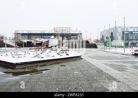 Sremska Mitrovica Serbien 27. Januar 2023 Pinky Schwimmbad und Pinky Sportzentrum. Moderne Sportgebäude, graue und weiße Fassade. Schnee im Winter Stockfoto