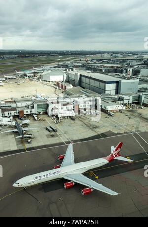 Bisher unveröffentlichtes Dateifoto vom 10/13 Allgemeine Ansicht der Landebahnen des Flughafens Heathrow vom Kontrollturm aus. Ein umstrittenes Drittel zu bauen Stockfoto