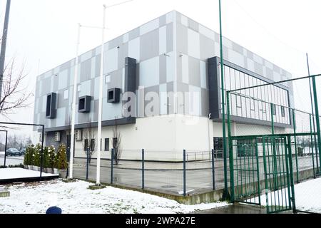 Sremska Mitrovica, Serbien, 27. Januar 2023 Gebäude des städtischen Schwimmbades. Pinky Swimmingpool, neben dem Pinky Sports Centre. Modernes Sportgebäude Stockfoto