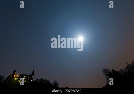12/13 in den frühen Morgenstunden des heutigen Dienstags schwingt ein Halo um den Mond über Alton Castle in Staffordshire. Halos sind ein Zeichen für hohe dünne Haut Stockfoto