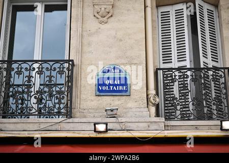 Paris, Frankreich. März 2024. Illustration der Karl Lagerfeld Wohnung am Quai Voltaire in Paris, Frankreich, am 6. März 2024, zur Auktion. Im dritten Stock des 17. Jahrhunderts, Quai Voltaire im 7. Arrondissement von Paris, wo der berühmte Modedesigner lebt und arbeitet, wird am 26. März 2024 versteigert. Preis für dieses 256 m2 große Hotel mit einer ultrareinen Anlage und einem atemberaubenden Blick auf die seine und den Louvre: 5,3 Millionen Euro. Foto: Tomas Stevens/ABACAPRESS.COM Credit: Abaca Press/Alamy Live News Stockfoto