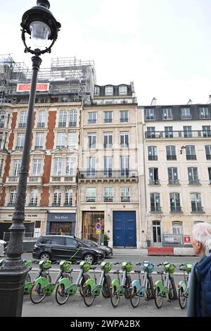 Paris, Frankreich. März 2024. Illustration der Karl Lagerfeld Wohnung am Quai Voltaire in Paris, Frankreich, am 6. März 2024, zur Auktion. Im dritten Stock des 17. Jahrhunderts, Quai Voltaire im 7. Arrondissement von Paris, wo der berühmte Modedesigner lebt und arbeitet, wird am 26. März 2024 versteigert. Preis für dieses 256 m2 große Hotel mit einer ultrareinen Anlage und einem atemberaubenden Blick auf die seine und den Louvre: 5,3 Millionen Euro. Foto: Tomas Stevens/ABACAPRESS.COM Credit: Abaca Press/Alamy Live News Stockfoto