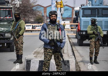 6. März 2024, Srinagar Kashmir, Indien: Indische paramilitärische Soldaten stehen vor dem Bakshi-Stadion, dem Hauptort der öffentlichen Kundgebung von Premierminister Narendra Modi in Srinagar. Die Sicherheit in Kaschmir wurde vor dem Besuch des indischen Premierministers Modi in Kaschmir am 07. März 2024 verstärkt. Dies war der erste Besuch des indischen Premierministers nach der Aufhebung des Artikels 370 der indischen Verfassung am 5. August 2019, der Kaschmir einen Sonderstatus verschaffte. Am 6. März 2024 In Srinagar Kaschmir, Indien. (Kreditbild: © Firdous Nazir/OKULARIS via ZUMA Press Wire) NUR REDAKTIONELLE VERWENDUNG! Nicht für Commerci Stockfoto