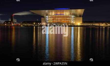 Das Königliche Dänische Opernhaus in Kopenhagen bei Nacht mit wunderschönen Lichtern, die sich im Wasser spiegeln Stockfoto