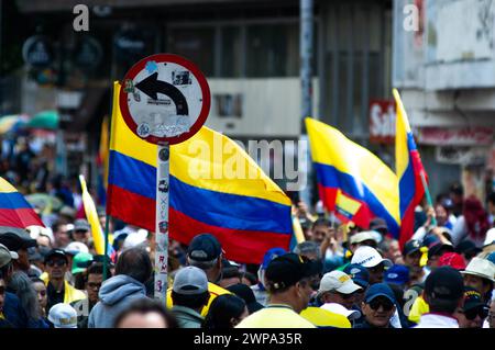 Bogota, Kolumbien. März 2024. Demonstranten nehmen am 6. März 2024 in Bogota, Kolumbien, an einer Demonstration der Opposition gegen den kolumbianischen Präsidenten Gustavo Petro und seine Reformen Teil. Foto: Sebastian Barros/Long Visual Press Credit: Long Visual Press/Alamy Live News Stockfoto