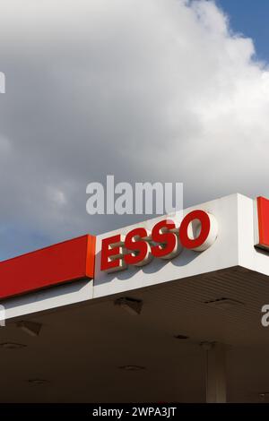 Logo auf dem Vorfelddach der Esso-Tankstelle Nahaufnahme gegen teilweise Wolken in Faringdon, auch Handelsname für ExxonMobil und seine Tochtergesellschaften Stockfoto