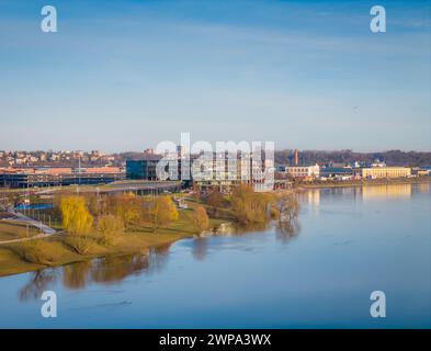 Blick auf die Zalgiris Arena am Fluss in Kaunas. Luftbild der größten multifunktionalen Arena im Baltikum auf der Insel Nemunas Stockfoto