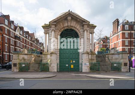 Brown Hart Gardens in der Nähe der Duke Street, Mayfair, ist ein öffentlich angelegter Terrassengarten auf einem Umspannwerk. London England Großbritannien Stockfoto