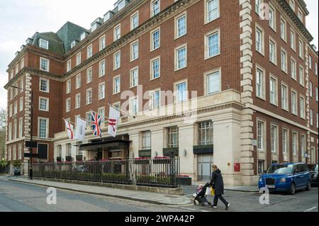 Außenansicht des Londoner Marriott 5-Sterne-Luxushotels am Grosvenor Square, Mayfair, London, England, Großbritannien Stockfoto