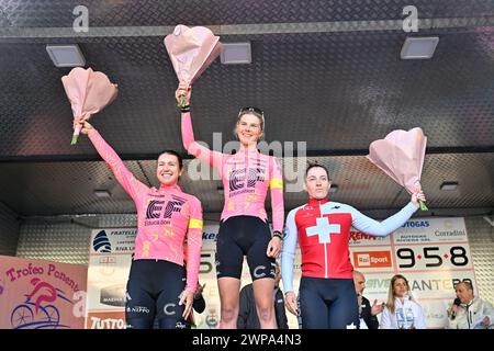 Pietra Ligura, Italien. März 2024. Kristen Faulkner (EF Education - Cannondale) 2Â° klassifiziert - Kim Cadzow (EF Education - Cannondale) 1Â° klassifiziert und Linza Zanetti (Team National Suisse) 3Â° klassifiziert während Femminile - Trofeo Ponente Rosa - Bordighera/Pietra Ligure, Straßenradrennen in Pietra Ligura, Italien, 06. März 2024 Credit: Unabhängige Fotoagentur/Alamy Live News Stockfoto