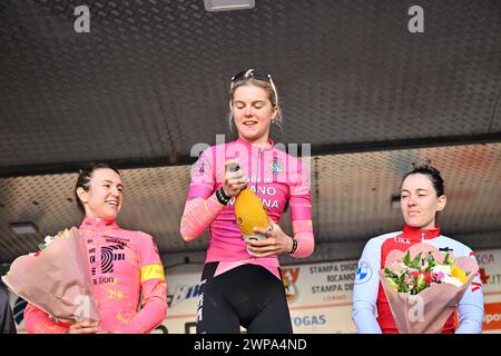 Pietra Ligura, Italien. März 2024. Kristen Faulkner (EF Education - Cannondale) 2Â° klassifiziert - Kim Cadzow (EF Education - Cannondale) 1Â° klassifiziert und Linza Zanetti (Team National Suisse) 3Â° klassifiziert während Femminile - Trofeo Ponente Rosa - Bordighera/Pietra Ligure, Straßenradrennen in Pietra Ligura, Italien, 06. März 2024 Credit: Unabhängige Fotoagentur/Alamy Live News Stockfoto