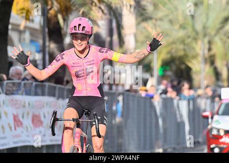 Pietra Ligura, Italien. März 2024. Kim Cadzow (EF Education - Cannondale) der Gewinner bei Femminile - Trofeo Ponente Rosa - Bordighera/Pietra Ligure, Straßenradrennen in Pietra Ligura, Italien, 06. März 2024 Credit: Independent Photo Agency/Alamy Live News Stockfoto