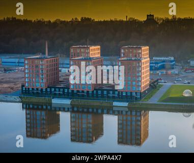 Neues modernes Wohnviertel am Flussufer. Luftaufnahme des Wohngebietes Nemunaiciai mit Reflexion auf dem Wasser Stockfoto