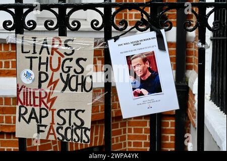 Floral Tributes an Alexej Nawalny, der am 16. Februar 2024 starb, wurden gegenüber der russischen Botschaft in Bayswater, London, gelassen Stockfoto