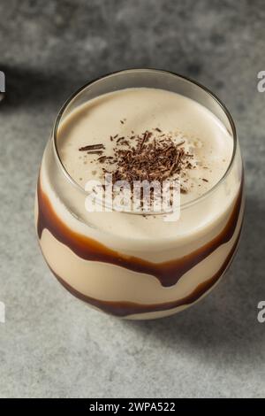 Boozy Frozen Chocolate Schlammcocktail mit Kaffeeliquor Stockfoto