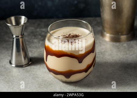 Boozy Frozen Chocolate Schlammcocktail mit Kaffeeliquor Stockfoto