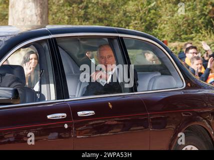 London, Großbritannien. März 2024. *** EXKLUSIV *** SONDERTARIFE *** 06.03.2024. London, Großbritannien. Mitglieder der Öffentlichkeit werden lächelnd und winkend gesehen, als König Charles III. Clarence House in Westminster, Zentrum von London, verlässt. König Karl III., der derzeit wegen Krebs behandelt wird, verpasste kürzlich eine Gedenkfeier für den verstorbenen König Konstantin von Griechenland auf Schloss Windsor. Foto: Ben Cawthra/SIPA USA **KEINE VERKÄUFE in Großbritannien** Credit: SIPA USA/Alamy Live News Stockfoto