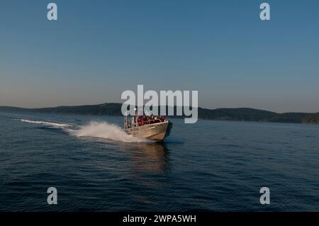 Touristen in einem Walbeobachterboot Gulf Islands Sidney, BC, Kanada Stockfoto