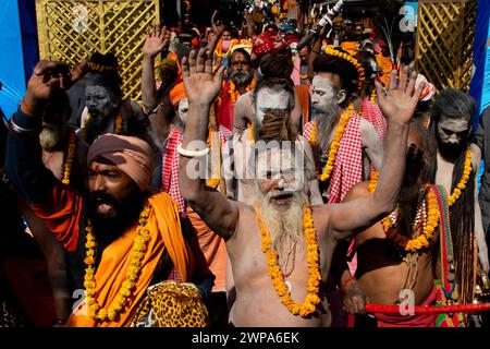 Kathmandu, Nepal. März 2024. Am 6. März 2024 in Kathmandu, Nepal. Sadhu, ein Anhänger von Lord Shiva, singt religiöse Hyrmen und tanzen, während er an einer Kundgebung vor dem „Maha Shivaratri“-Festival auf dem Gelände des UNESCO-Weltkulturerbes Pashupatinath-Tempel teilnimmt. (Foto: Abhishek Maharjan/SIPA USA) Credit: SIPA USA/Alamy Live News Stockfoto