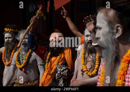 Kathmandu, Nepal. März 2024. Am 6. März 2024 in Kathmandu, Nepal. Sadhu, ein Anhänger von Lord Shiva, singt religiöse Hyrmen und tanzen, während er an einer Kundgebung vor dem „Maha Shivaratri“-Festival auf dem Gelände des UNESCO-Weltkulturerbes Pashupatinath-Tempel teilnimmt. (Foto: Abhishek Maharjan/SIPA USA) Credit: SIPA USA/Alamy Live News Stockfoto