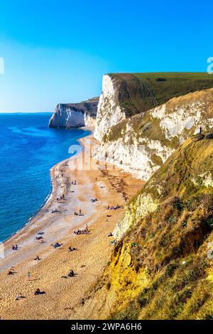 Blick auf die Sonnenbaden am Durdle Door Beach, Jurassic Coast, Dorset, Großbritannien Stockfoto
