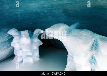 Eisskulptur des Pianisten lang lang, der auf dem Jungfraujoch-Plateau, Eispalast, Jungfrau, Schweiz, spielte Stockfoto