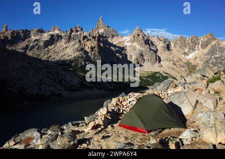 Campingzelt zwischen Steinen mit beeindruckendem Blick auf die Berglandschaft, Nahuel Huapi Nationalpark steile Granitfelsen Torre Principal Peak of CE Stockfoto