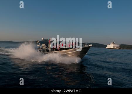 Touristen in einem Walbeobachterboot Gulf Islands Sidney, BC, Kanada Stockfoto