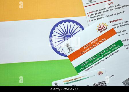 Indische Aadhaar-Karte von der Unique Identification Authority of India auf indischer Flagge Nahaufnahme Stockfoto