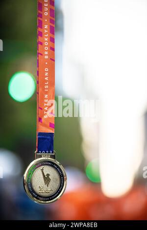 Läufer mit der Finisher-Medaille des New York Marathons 2023. Stockfoto