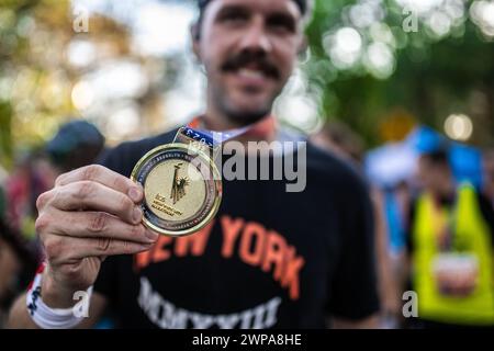 Läufer mit der Finisher-Medaille des New York Marathons 2023. Stockfoto