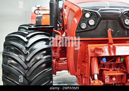 Traktor mit Radantrieb für landwirtschaftliche Maschinen Stockfoto