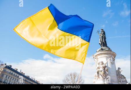 Ukrainische Flagge winkt auf dem Place de la Republique gegen Putins Krieg und zur Unterstützung der Ukraine. Paris, Frankreich. Stockfoto