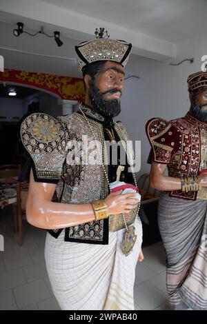 Dambulla, Sri Lanka 10. februar 2023. Shop-Workshop Sri lanka Hochzeit traditionelle Kleidung und Schmuck. Edelsteinschmuck. Schaufensterpuppen in neuem, maßgeschneidertem Luxus Stockfoto