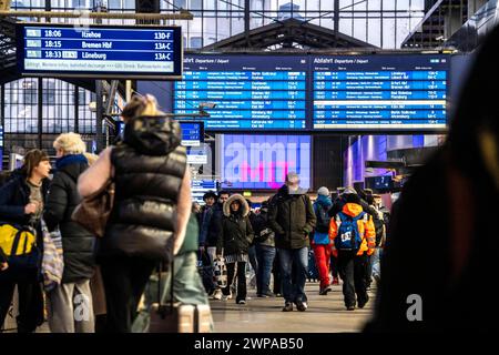 Anzeigetafeln im Hamburger Hauptbahnhof, Abendlicher Berufsverkehr, vor einem weiteren GDL, Lokführer Streik, voller Bahnhof, Wandelhalle, Deutschland Hauptbahnhof *** Anzeigetafeln am Hamburger Hauptbahnhof, abendliche Rushhour, vor einem weiteren GDL, Zugfahrerstreik, Vollbahnhof, Wandelhalle, Deutschland Hauptbahnhof Stockfoto