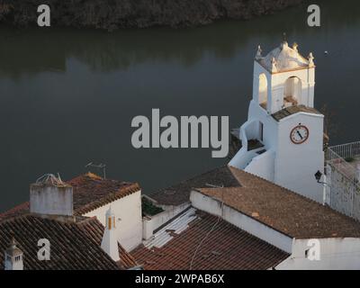 Torre do Relógio, uno de los monumentos del municipio de Mértola, en el Alentejo, Portugal Stockfoto