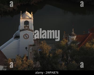 Torre do Relógio, uno de los monumentos del municipio de Mértola, en el Alentejo, Portugal Stockfoto