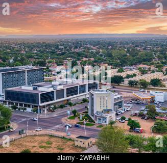 Aus der Vogelperspektive CBD, Gaborone, Botswana, Kreuzung und Autos, bei Sonnenuntergang Stockfoto