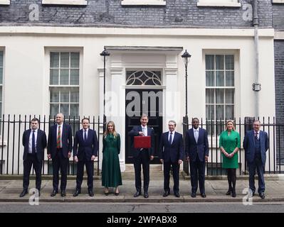 ANMERKUNG: ERNEUT ÜBERMITTELT UND NAMEN HINZUGEFÜGT Kanzler des Finanzministers Jeremy Hunt (Mitte) posiert mit seiner Ministerbox und Mitgliedern seines Finanzstabs, (von links nach rechts) Assistant Government Whip, Rob Largan, parlamentarischer Privatsekretär Jerome Mayhew, Finanzminister Gareth Davies, Finanzminister Laura Trott, (Finanzminister Jeremy Hunt), Finanzsekretär im Finanzministerium Nigel Huddleston, Wirtschaftssekretär im Finanzministerium Bim Afolami, Parlamentarische Sekretärin Baroness Charlotte Vere von Norbiton und Parlamentarischer Privatsekretär Paul Howell, Stockfoto