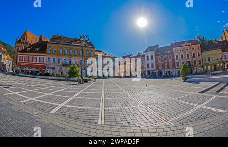 BRASOV, RUMÄNIEN - 11. JULI 2020: Der Ratsplatz im historischen Zentrum der Stadt, Urkunde aus dem Jahr 1364. Es ist umgeben von Stockfoto