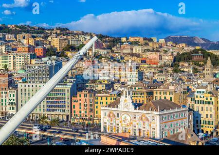 GENUA, ITALIEN - 20. MÄRZ 2021: Panoramablick auf den Hafen von Genua mit farbenfrohen Häusern an der italienischen Küste. Stockfoto