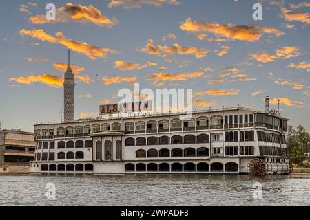 KAIRO, ÄGYPTEN - 26. APRIL 2022: Das Restaurant AL SARAYA auf dem Nilboot am Nilufer. Eine der Attraktionen in Restaurants von Cair Stockfoto