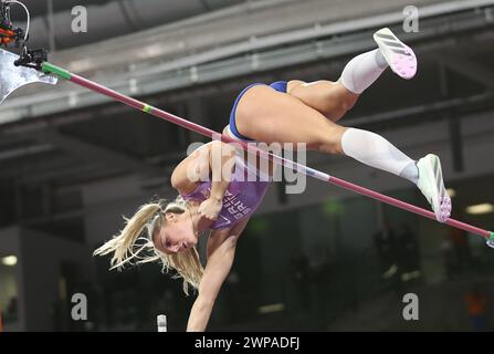 Molly Caudery springt im WomenÕs Pole Vault Finale, bevor er am 03/2024 Gold bei den Leichtathletik-Hallenweltmeisterschaften 2024 - Tag 2 03/2024 in der Emirates Arena gewann Stockfoto