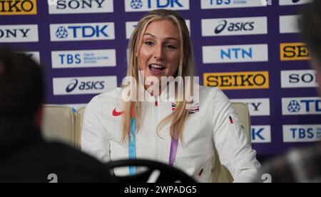 Molly Caudery spricht mit den Medien am Tag nach dem Goldgewinn im Stabhochsprung während der Leichtathletik-Hallenweltmeisterschaften 2024 - Tag 3 03/03/2024 in der Emirates Arena am 03/2024 Ben Booth/Alamy Stockfoto