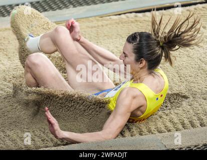 Alina Rotaru-Kottmann aus Rumänien springt in die Long-Jump-Grube, um die Bronzemedaille während der Leichtathletik-Hallenweltmeisterschaften 2024 - Tag drei 04/03/2024 in der Emirates Arena am 03/2024 zu gewinnen Ben Booth/Alamy Stockfoto